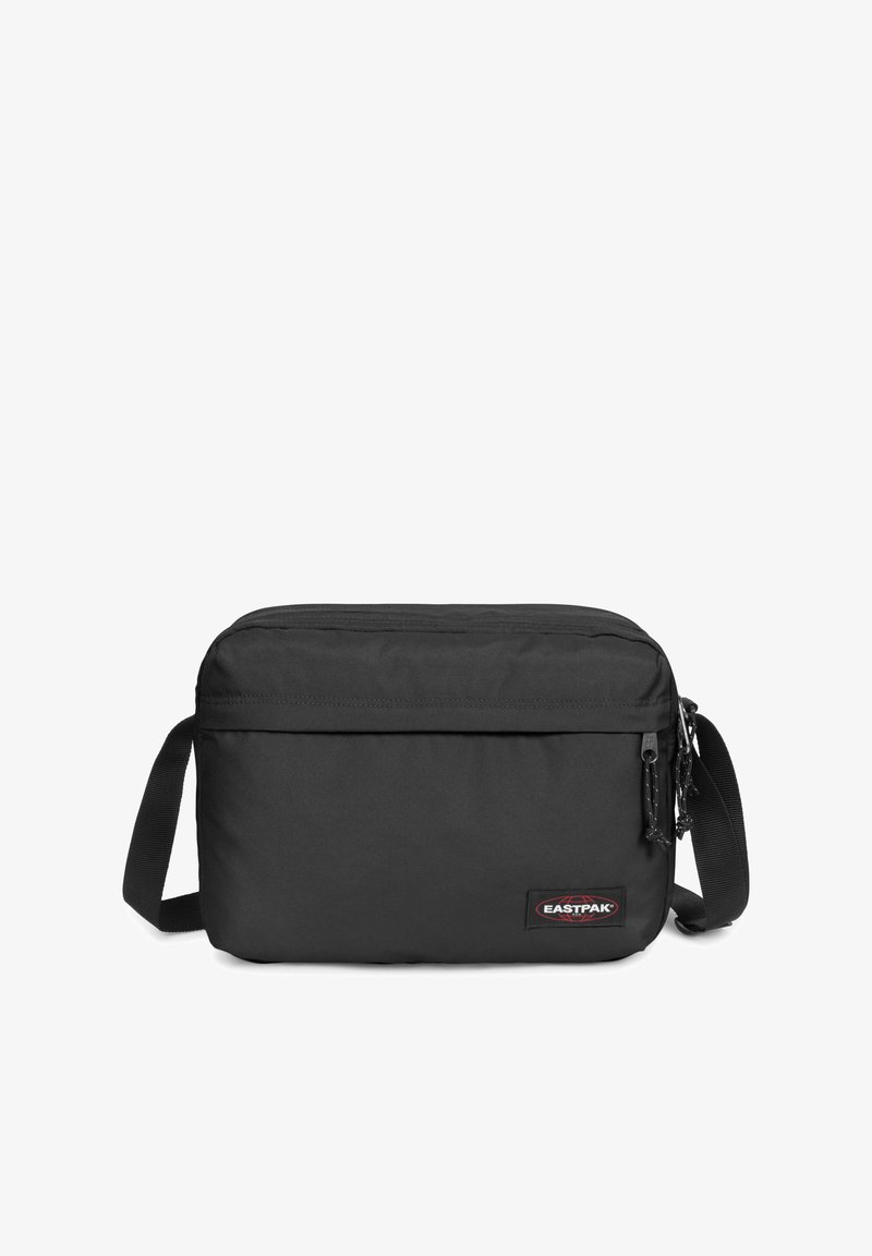 Bolsa bandolera Eastpak negra, hecha de un tejido duradero, con forma rectangular, cierre de cremallera, correa ajustable y parche con el logo.