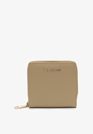 Cartera de cuero beige con acabado texturizado, que presenta un logo en tono dorado y un tirador de cremallera metálico. Forma rectangular compacta.