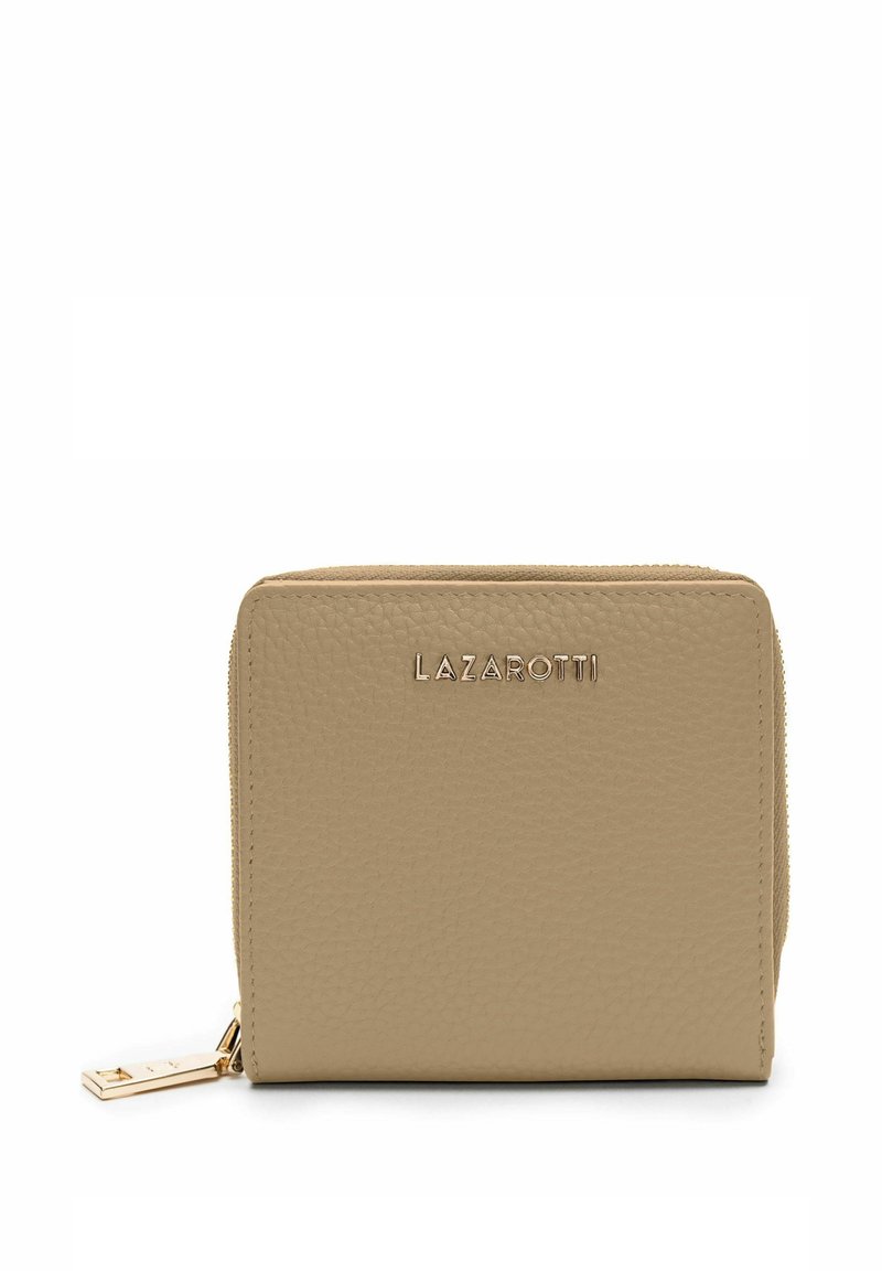 Portafoglio in pelle beige con finitura testurizzata, dotato di un logo in oro e di una zip in metallo. Forma rettangolare compatta.