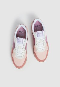 Sneakers i rosa och vit mesh, med en texturerad rosa mocka-accent, vita snören och en vadderad rosa innersula med varumärkeslogotyp.