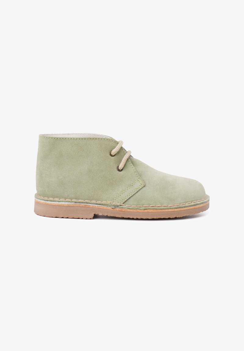Stivali alla caviglia in suede verde con una texture liscia, caratterizzati da un design semplice, due asole per i lacci e una suola in gomma marrone chiaro.