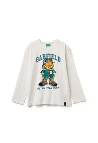 Bílé tričko s dlouhým rukávem, na kterém je karikatura kočky v zelené bundě a hnědých kalhotách, se textem: "GARFIELD, JSI STÁLE TADY?"