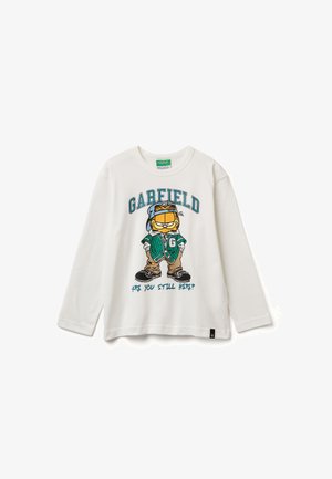 Weißes Langarm-T-Shirt mit einem Cartoon-Katze in einer grünen Jacke und braunen Hosen, mit dem Text: "GARFIELD BIST DU NOCH HIER?".