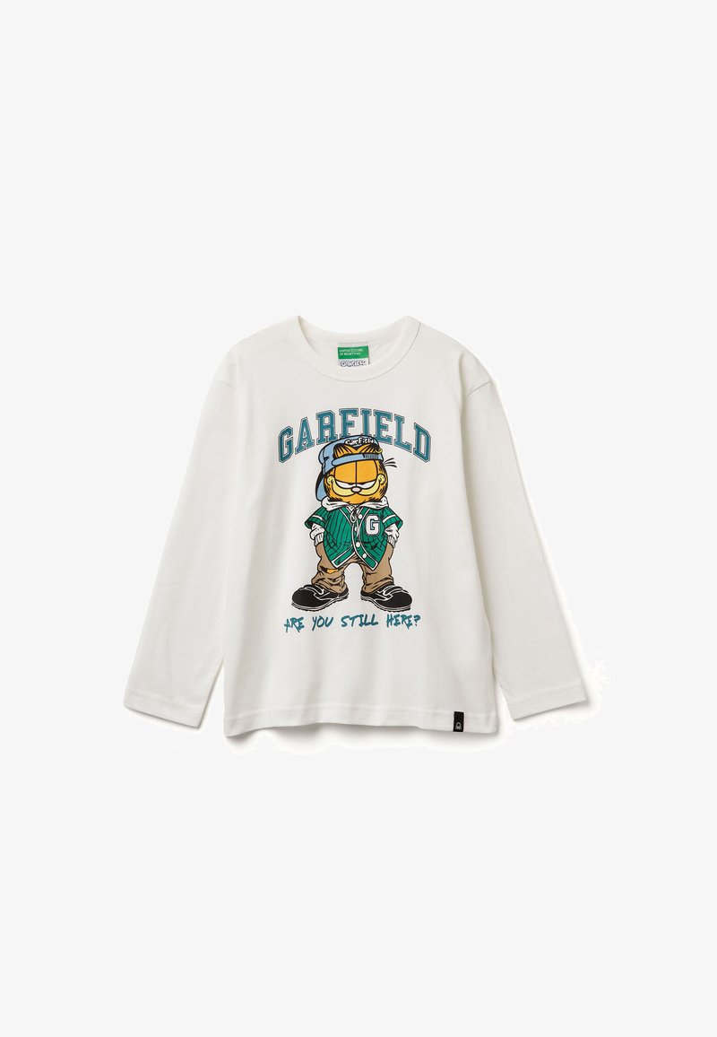 Bílé tričko s dlouhým rukávem, na kterém je karikatura kočky v zelené bundě a hnědých kalhotách, se textem: "GARFIELD, JSI STÁLE TADY?"