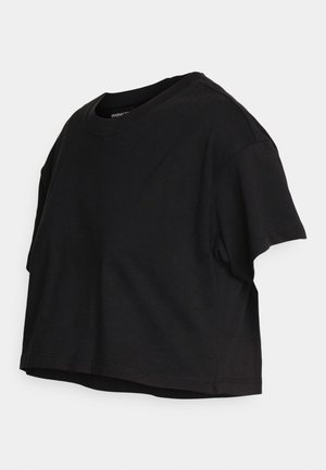Czarny krótki bawełniany t-shirt z krótkim rękawem i okrągłym dekoltem, prezentowany na jednolitym jasnoszarym tle.