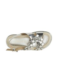 Sandalo in pelle argentata con cinturini incrociati, decorazioni a disco metalliche testurizzate e soletta beige imbottita. Include cinturino alla caviglia regolabile.