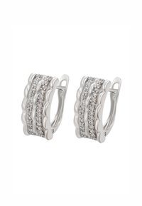 Orecchini a cerchio in argento caratterizzati da un design a onda con tre file di gemme trasparenti per un tocco di brillantezza, creando un aspetto stratificato e texturizzato.