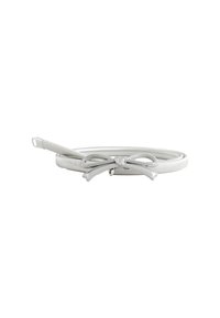 Ceinture en cuir blanc avec une finition texturée, ornée d'un accent métallique en forme de nœud argenté au centre et d'un bord de fermeture simple.