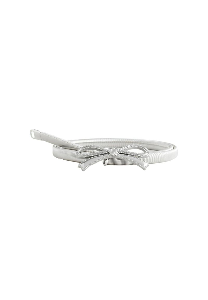 Ceinture en cuir blanc avec une finition texturée, ornée d'un accent métallique en forme de nœud argenté au centre et d'un bord de fermeture simple.