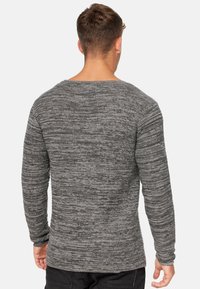 Pulover gri cu un model texturat și dungi, cu mâneci lungi și gât rotund, văzut din spate. Materialul pare moale și ușor.