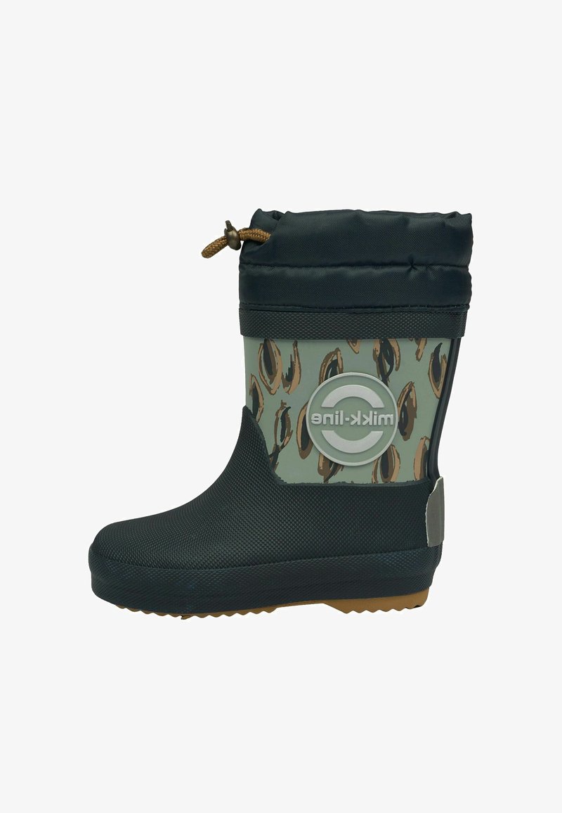 Bota de lluvia de goma verde y negra con un acabado texturizado, un cordón en la parte superior y un logotipo circular en el lateral que presenta un diseño marrón con patrones.