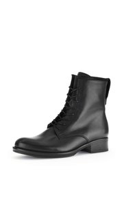 Bottes en cuir noire de cheville avec un bout rond, un laçage à l'avant et un petit talon empilé. Texture lisse et détails minimaux sur la surface.