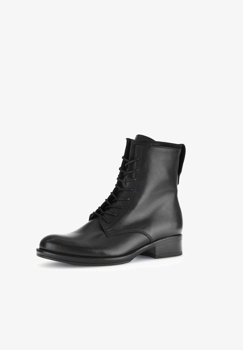 Botas de cuero negro hasta el tobillo con puntera redondeada, cordones en la parte delantera y un tacón bajo y apilado. Textura suave y detalles mínimos en la superficie.