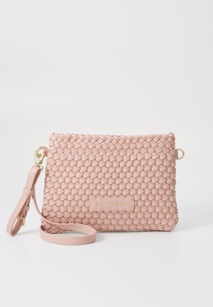 Sac à bandoulière en cuir tissé rose avec un accent en matériel doré et une sangle détachable. Présente une plaque logo à l'avant.