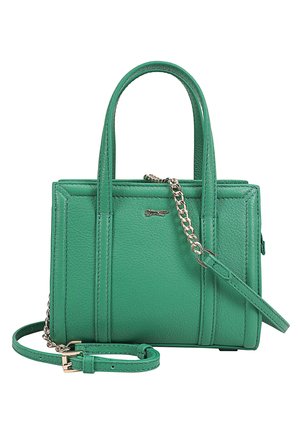 Grüne Ledertasche mit doppelten Griffen, Details aus goldener Kette und verstellbarem Schulterriemen, rechteckiges, strukturiertes Design.