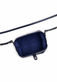 Borsa in pelle blu navy con forma rettangolare e interno morbido. Caratterizzata da una tracolla staccabile e dettagli in hardware color oro.