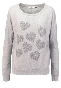 Sweat-shirt gris clair à manches longues avec sept motifs de cœurs en strass noirs sur le devant et un col rond.