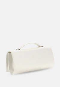 Clutch de piel sintética blanca con textura suave, forma rectangular y un asa corta. Presenta herrajes plateados y un diseño minimalista.
