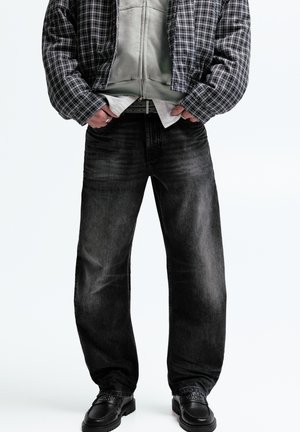 LOW-RISE - Baggy Jeans - black