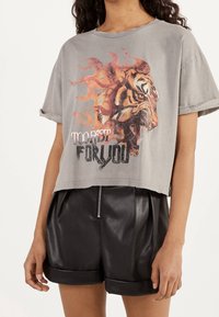 Szara skrócona koszulka z grafiką tygrysa w odcieniach pomarańczowym i brązowym, z napisem "ZA SZYBKI DLA CIEBIE" w pogrubionych czarnych literach.