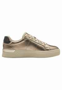 Zapatillas metálicas en bronce con una textura suave, diseño de cordones y un acento en el talón negro contrastante. Presentan una suela gruesa y estructurada.