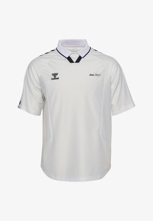 Biała sportowa koszulka z krótkim rękawem z czarnym obszyciem kołnierza, logo hummel na lewej piersi oraz tekst "since 1923" na prawej piersi.
