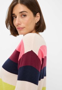 Strickpullover mit horizontalen Streifen in Pink, Burgunderrot, Marineblau, Creme und Limettengrün, rundem Ausschnitt und weichem Material.