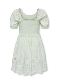 Robe vert clair avec manches bouffantes, corsage smocké et broderie à œillets sur l’ourlet festonné.