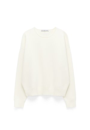 Witte gebreide trui met een ronde hals, verlaagde schouders en geribbelde zoom en manchetten. Gestructureerde stof, losse pasvorm, eenvoudig ontwerp.