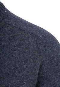 Navyblauwe gebreide trui met een textuurafwerking, voorzien van een ribgebreide halslijn en schouderdetails, die een zachte, warme stof benadrukt.