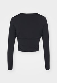 Must-have musta pikaa varrukat crop-top, mis on valmistatud siledast ja venivast kangast. Omab ümmargust kaelust ja kogutud detaile vöö kohal.