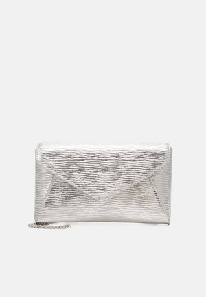 Pochette enveloppe texturée argentée avec un motif ondulé horizontal subtil et une petite chaîne partiellement visible.