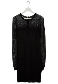 Robe noire à manches longues en maille avec doublure unie sur un cintre blanc sur fond blanc.