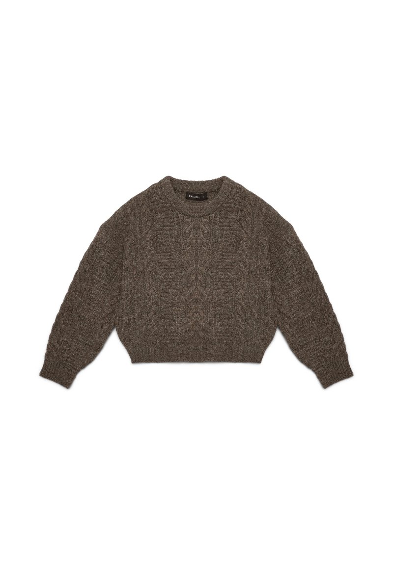 Pull en maille marron avec un design court, motif de câble et poignets côtelés. Présente un col rond et une texture douce.