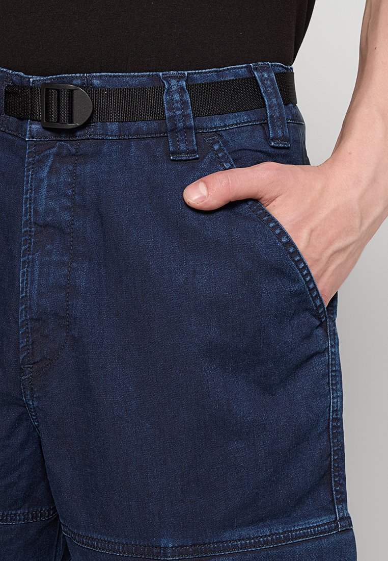 Donkerblauwe denimshorts met een gestructureerde afwerking, voorzien van een zwarte verstelbare riem, zijzakken en een ontspannen pasvorm ontwerp.