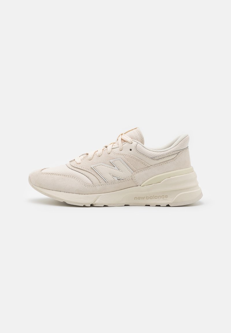 Beige mockasinsneaker med texturerad ovandel, snörning fram, vadderad krage, logodetaljer och tjock, vadderad gummisula.