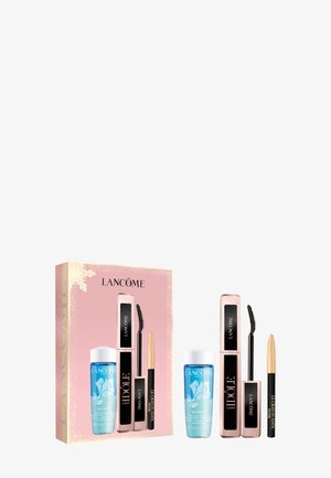 Set de maquillaje de Lancôme en una caja rosa que incluye una máscara de pestañas negra, un delineador dorado y un frasco de desmaquillante bifásico azul.