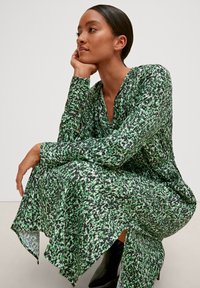 comma MIT ALLOVER-PRINT - Freizeitkleid - schwarz