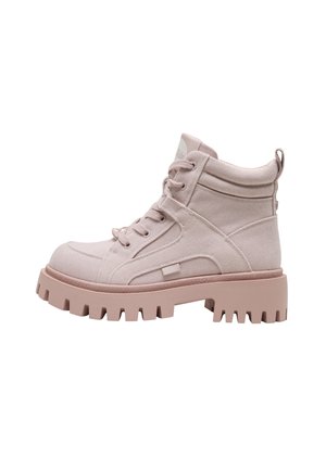 Hellrosa hoher Stiefel mit dicker, profilierten Sohle, Obermaterial aus Stoff, Schnürsenkeln und Lasche auf weißem Hintergrund.