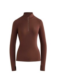 Top maro cu mânecă lungă, guler înalt și închidere cu fermoar la un sfert. Țesătura pare netedă, cu un design ajustat și găuri pentru degete la manșete.