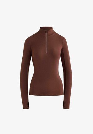 Barna, hosszú ujjú felső, magas gallérral és negyed zip záródással. Az anyag sima hatású, testhezálló kialakítással és hüvelyklyukkal a mandzsettákon.