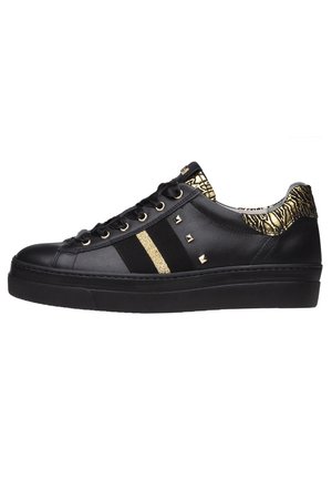 Sort sneaker med gyldne dyreprint-accenter, gyldent glitterstribe, små metalnitter og sort sål, sideudsigt på hvid baggrund.