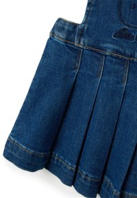 Gonna di jeans con pieghe, colore blu scuro, rifinita con cuciture gialle, con orlo arrotondato e due spalline.