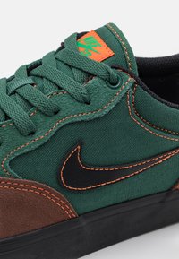 Nike SB CHRON 2 UNISEX - Sportcipő - light chocolate/black/noble green/safety orange/lucky green/black
