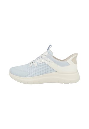Lichtblauwe en witte ademende mesh sneaker met vetersluiting, gevoerde zool en een lus aan de hielrand.