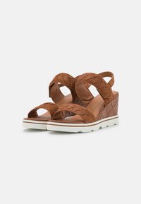Marco Tozzi by Guido Maria Kretschmer BY GUIDO MARIA KRETSCHMER - Wedge sandals - chestnut