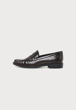 Μαύρο γυαλιστερό δερμάτινο loafer penny με χαμηλό τακούνι και λεπτομερείς ραφές κατά μήκος της μύτης και των πλευρών σε λευκό φόντο.