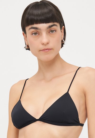 Zwarte driehoekige bikini-top van gladde stof, met dunne verstelbare bandjes en een minimalistisch ontwerp. Geen patronen of versieringen.