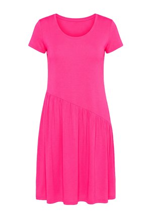 Jasně růžové krátké šaty s krátkým rukávem, výstřihem do oblouku a asymetrickým nařaseným detailem na spodní polovině sukně.
