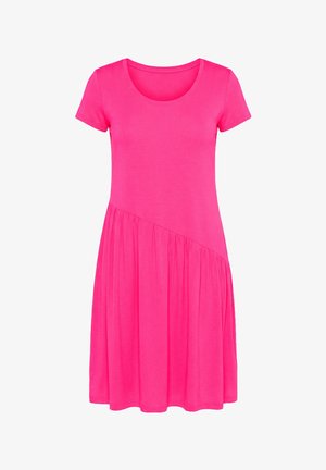 Jasnoróżowa sukienka z krótkim rękawem, dekoltem w serek i asymetrycznym marszczeniem na spodniej części spódnicy.